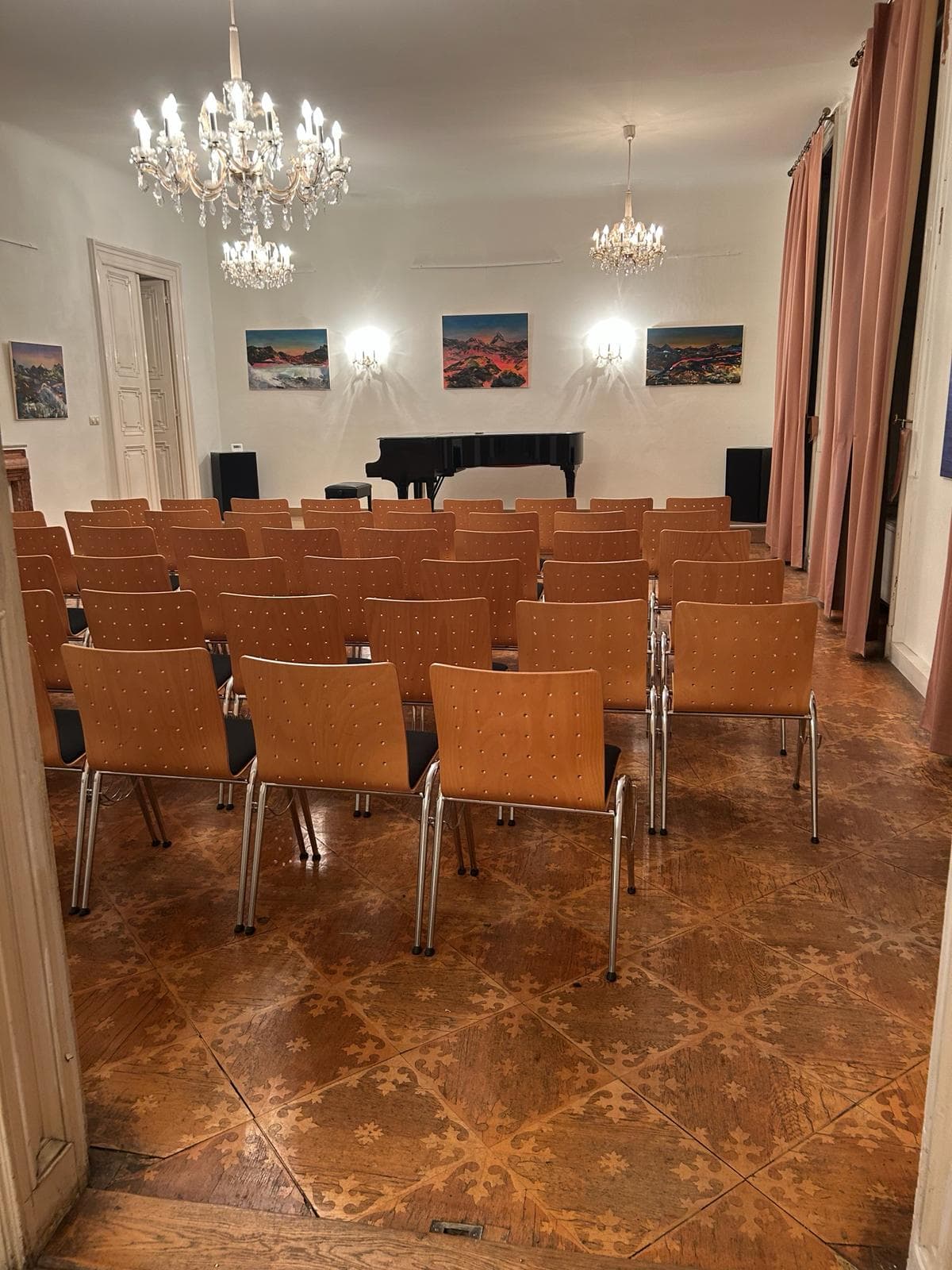 Der Konzertsaal mit Kronleuchtern und Bestuhlung