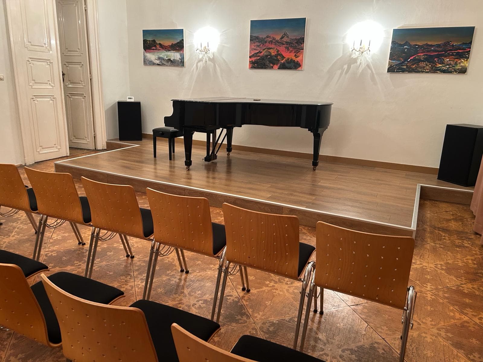 Die Bühne des Konzertsaals mit Steinway-Flügel