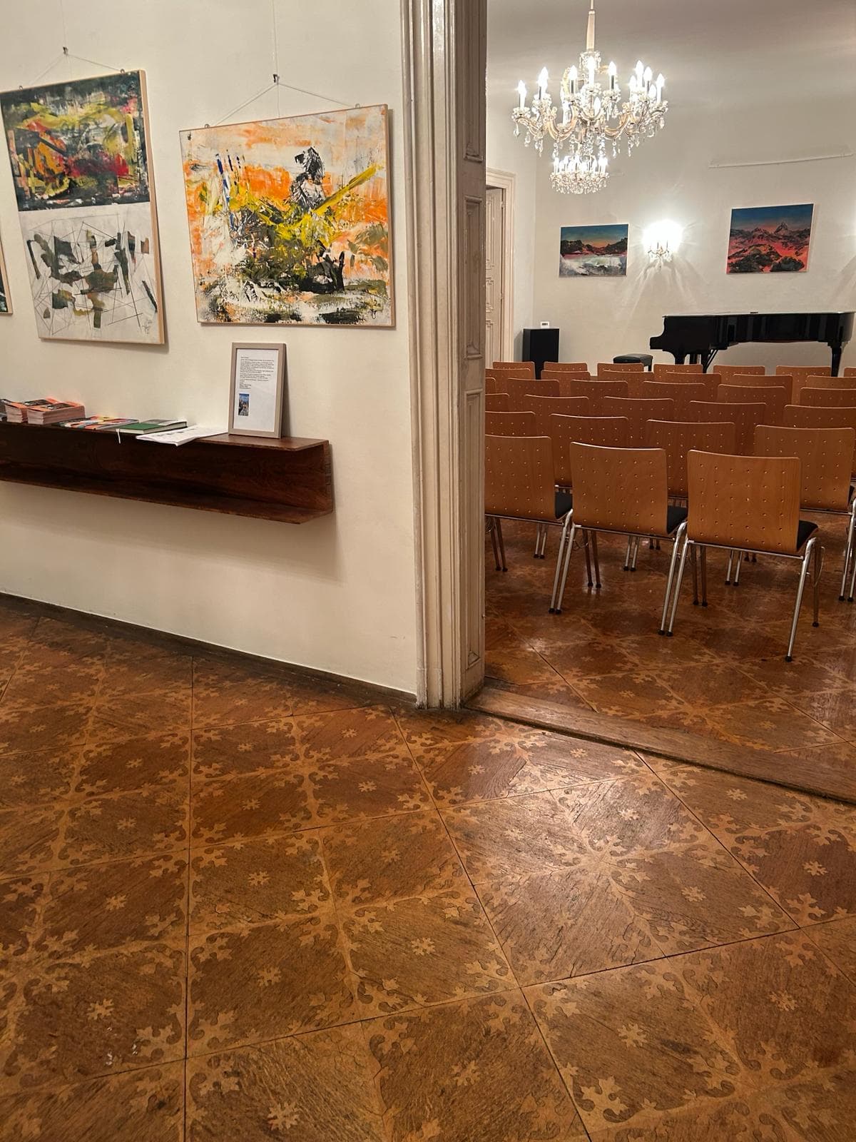 Eingang zum Konzertsaal mit Bildern der aktuellen Ausstellung